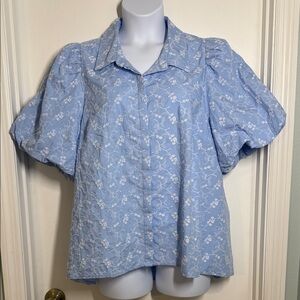 Crown & Ivy Light Blue Floral Short Puffy Sleeve Blouse Size 2X Hi low hemline.
